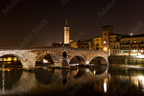 Verona, il Ponte Pietra di notte photo