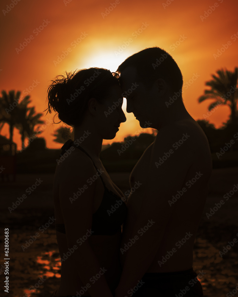 Paar bei Sonnenuntergang