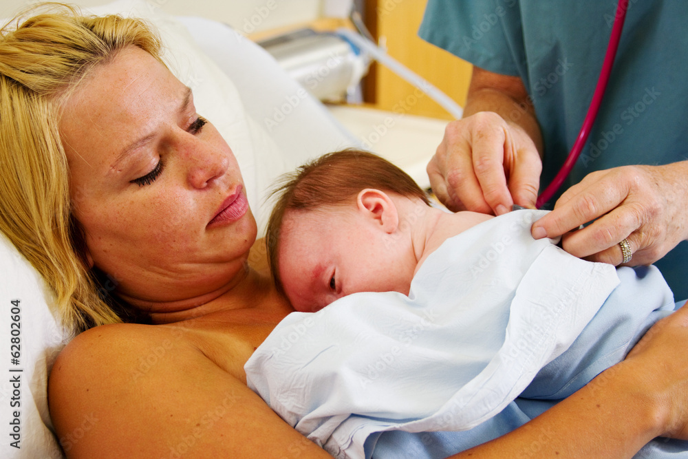 Obraz premium Nurse listening to baby's chest