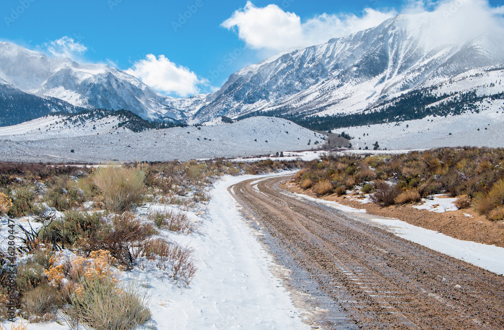 Obraz premium Desert Mountain Road in Winter