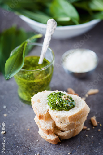 Bärlauchpesto auf frischem baguette