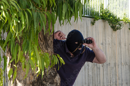 Footpad looking through binoculars