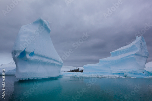 Tableau sur toile Icebergs, Antarctica