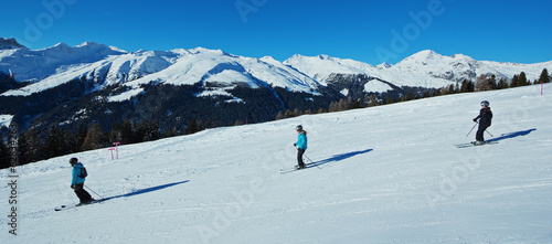 Skifahrer auf der Piste – Panorama