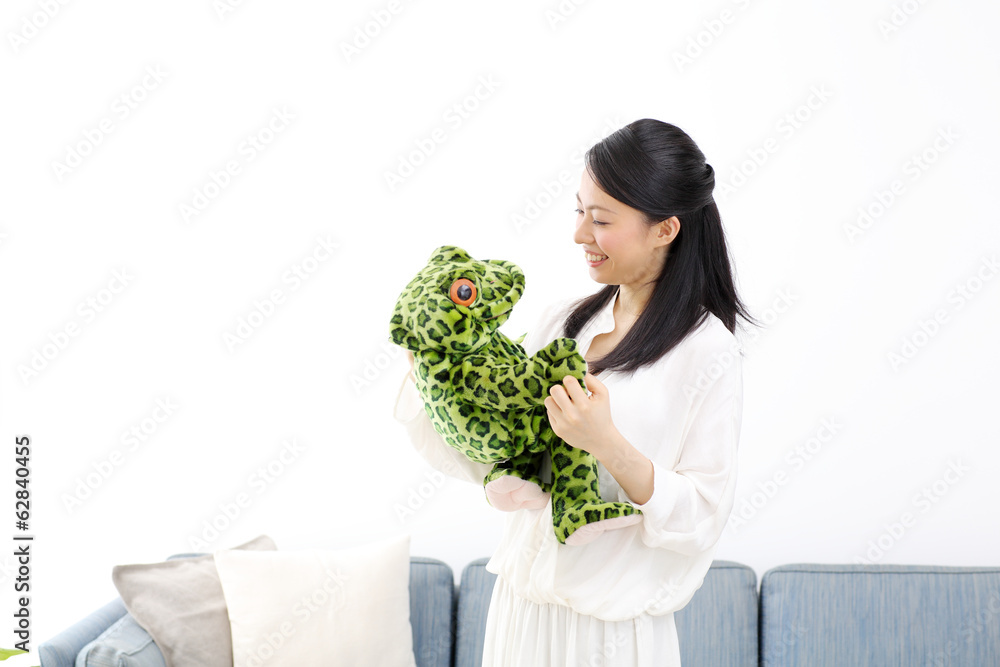 ぬいぐるみと遊ぶ女の子