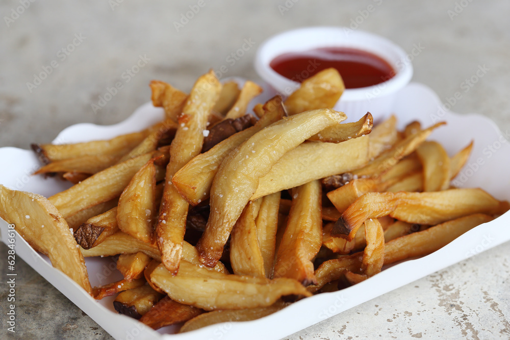 Fried sliced eringii mushrooms with sauce
