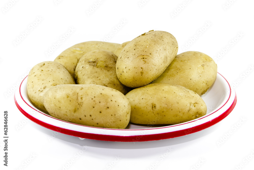 Frisch gekochte Kartoffeln auf Teller Frisch gekochte Kartoffeln auf Teller