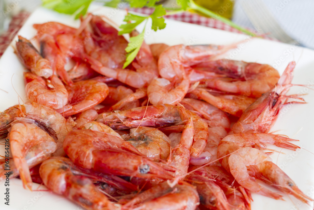 Red prawns with parsley