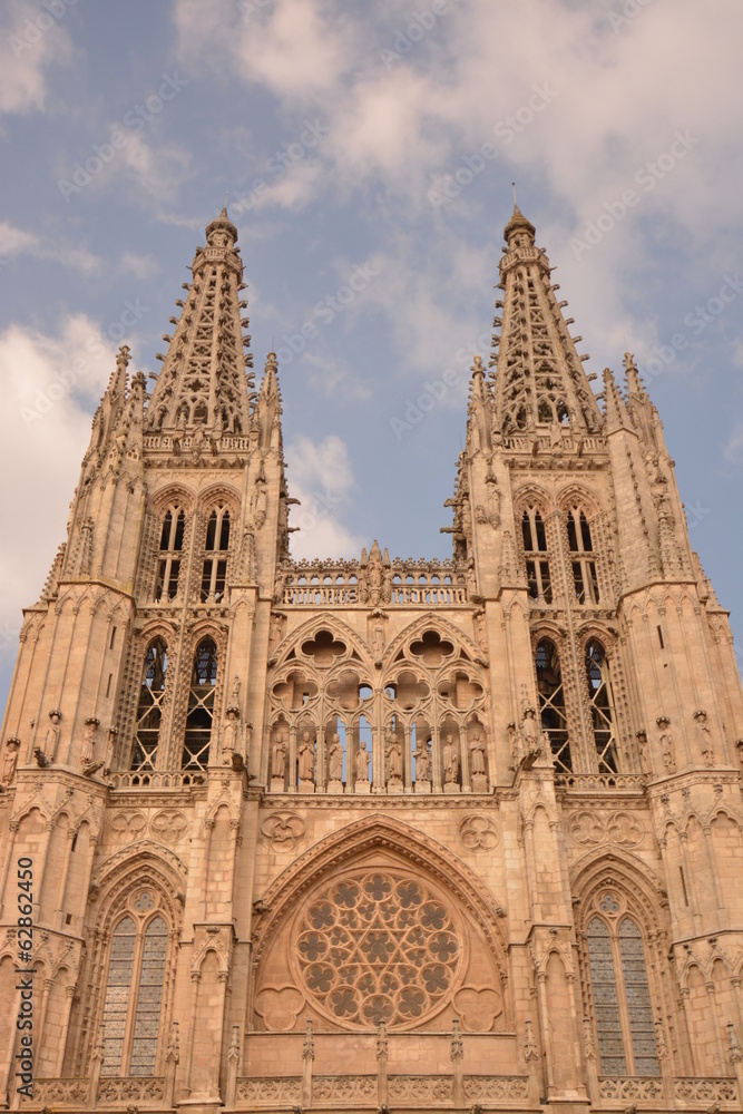 Detalle de torres y vidriera principal de la Catedral de Burgos