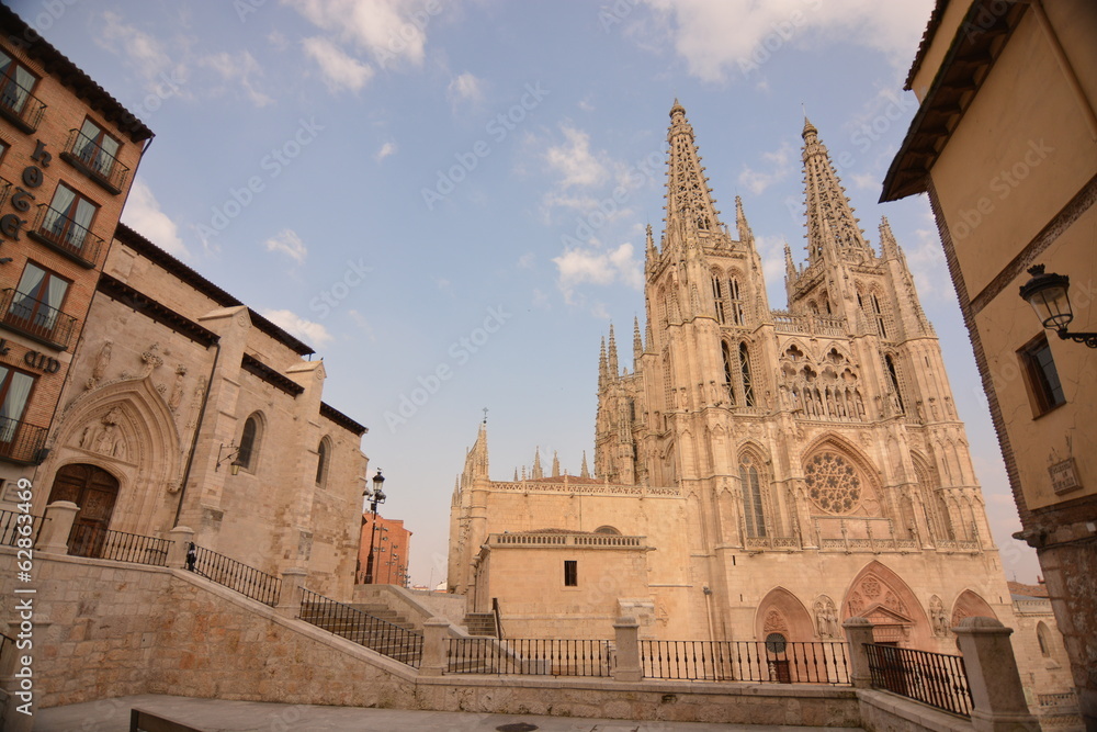 Panoramica Catedral de Burgos e iglesia San Nicolas de Bari