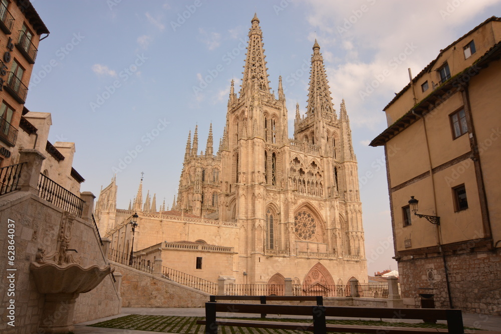 Catedral de Burgos vista desde plaza con fuente y bancos