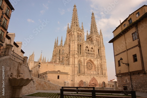 Catedral de Burgos vista desde plaza con fuente y bancos