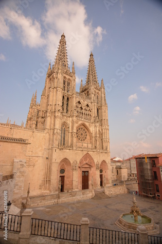 Plaza, fuente y Catedral de Burgos (Camino de Santiago, Spain)