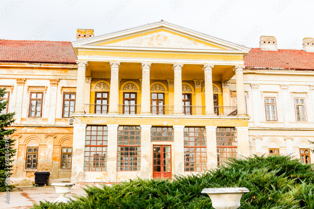 Obraz premium The main entrance in old castle
