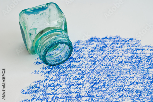 Tintenfass und Schrift