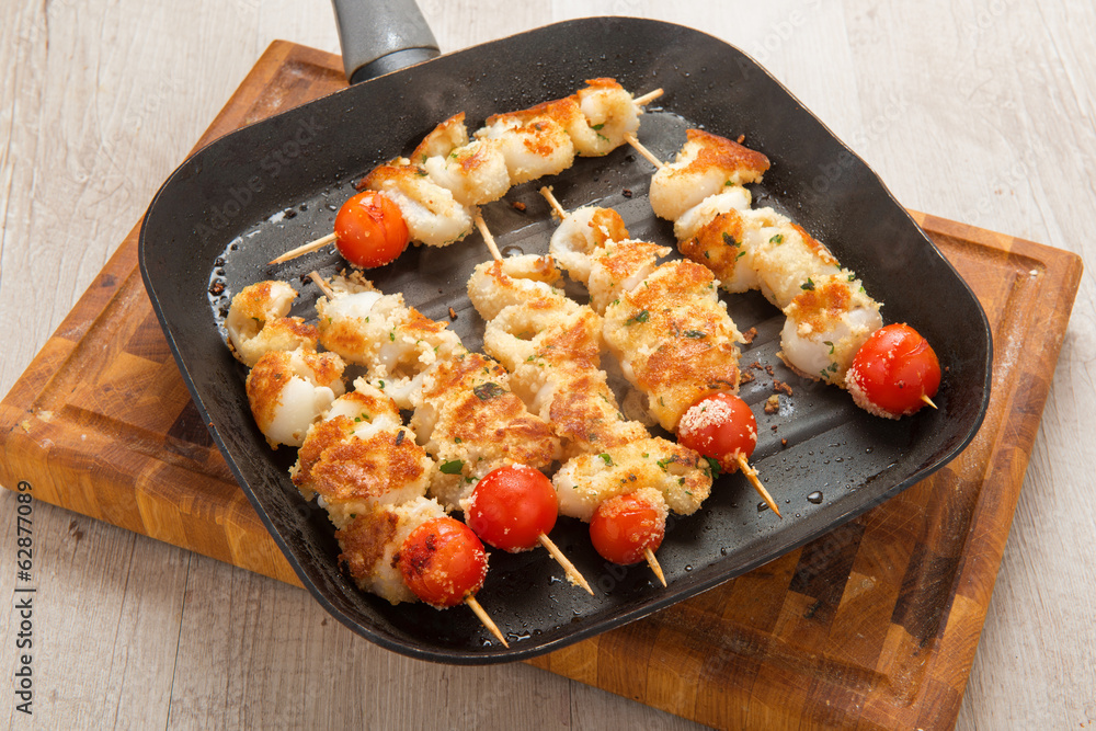 Spiedini di pesce gratinati alla piastra Spiedini di pesce gratinati alla piastra