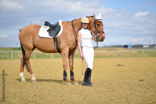 Belle jeune fille avec un cheval © muro