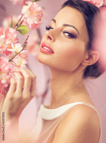 Brunette beautie with the flowers