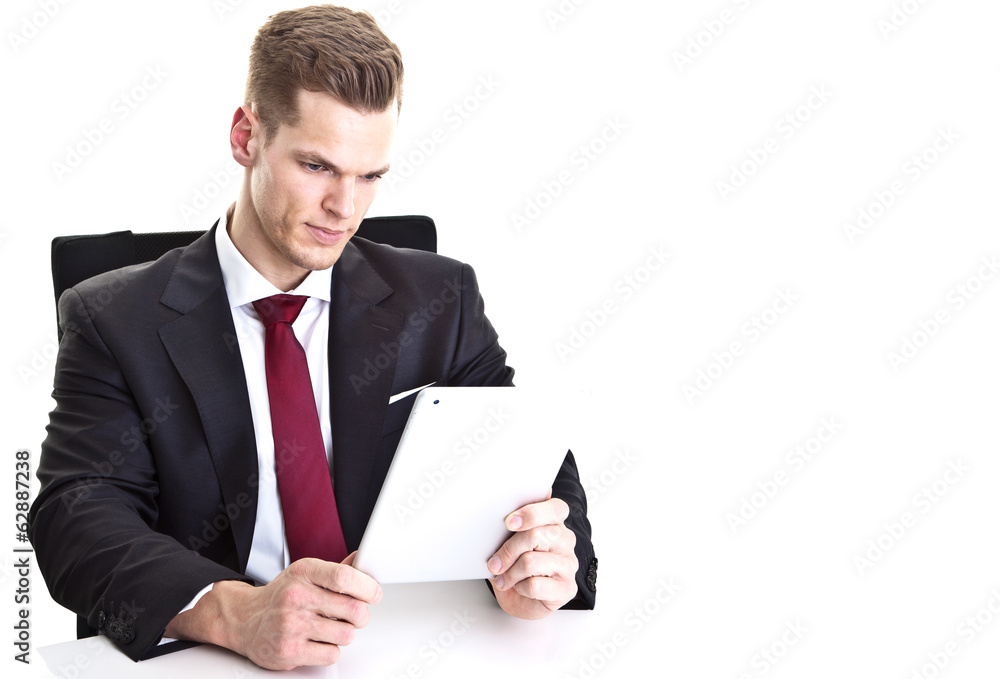 Hübscher Mann im Anzug liest auf Touchscreen Hübscher Mann im Anzug liest auf Touchscreen