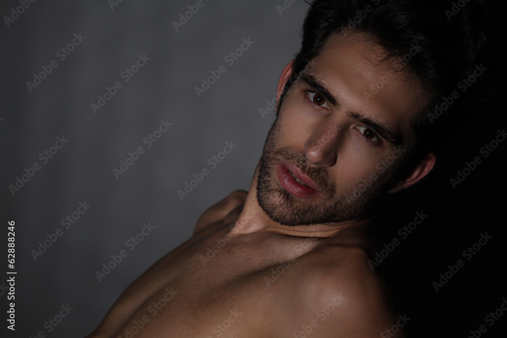 Hombre joven posando sereno Hombre joven posando sereno