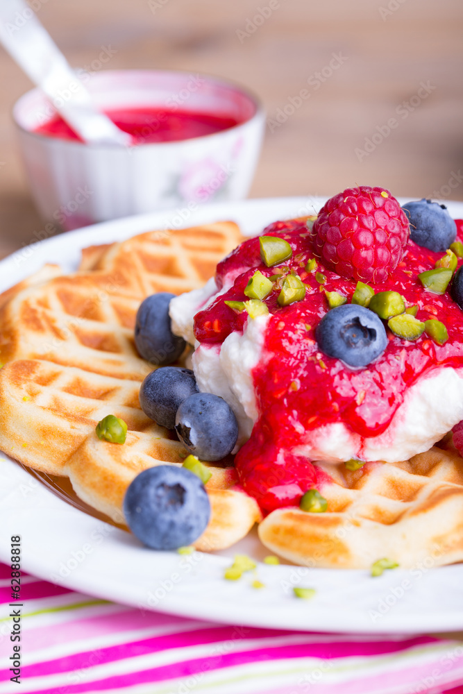 Frische Waffel mit Sahne, Beeren und Pistazien Frische Waffel mit Sahne, Beeren und Pistazien