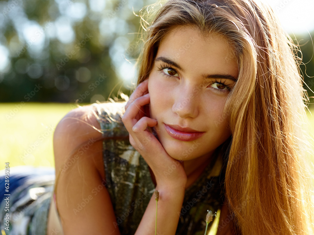 Naklejka premium Teenage girl in khaki