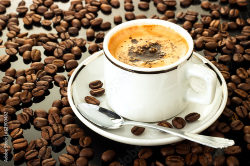 Tasse Espresso  und Bohnen