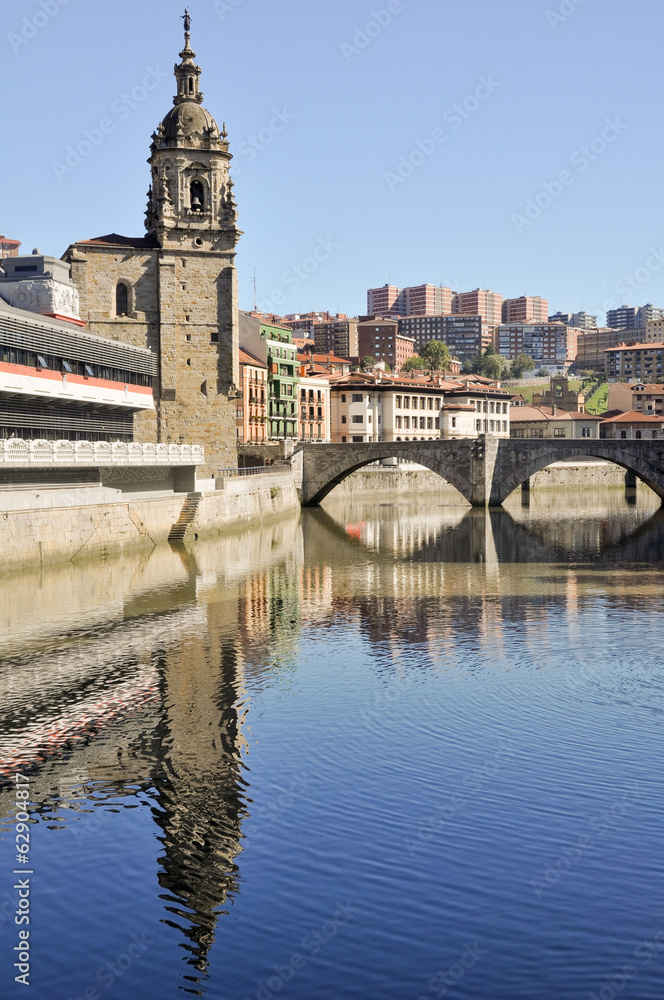 Iglesia y puente de San Antón, Bilbao (España)