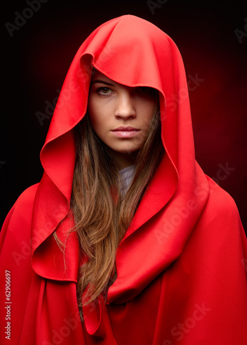 Fotografie beautiful woman with red cloak in studio
