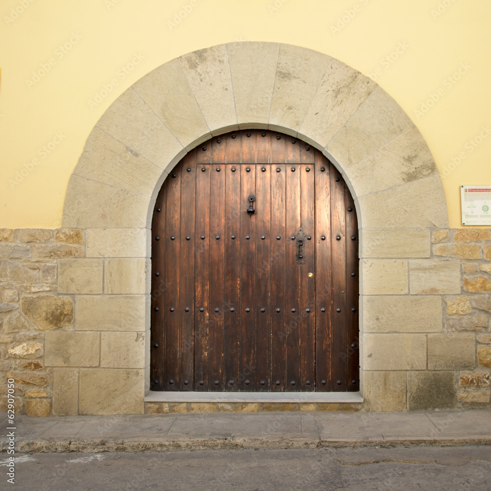 Puerta antigua con arco de medio punto Puerta antigua con arco de medio punto