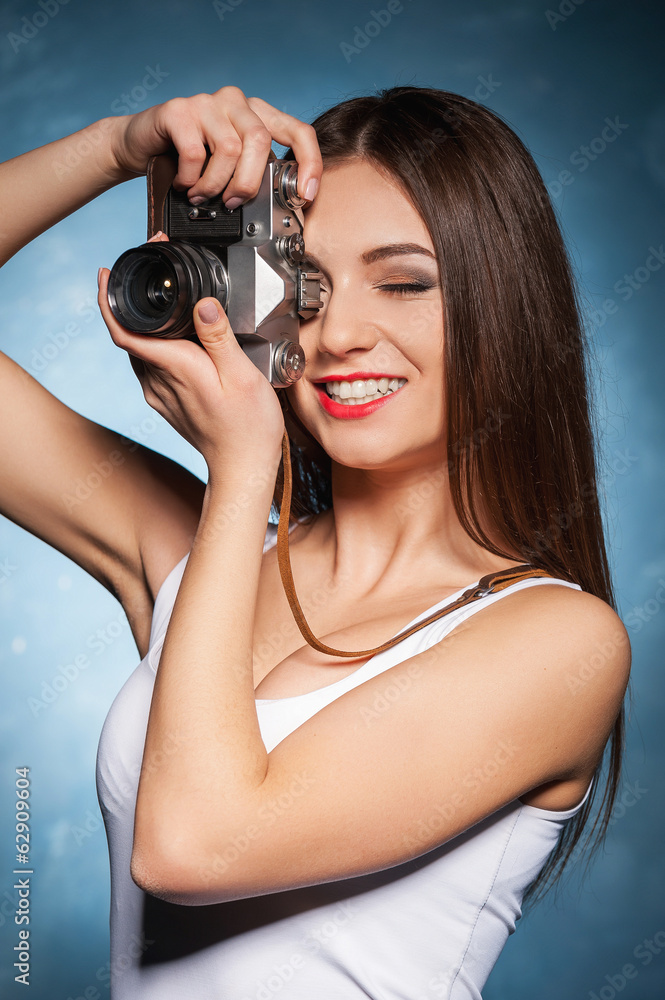 She likes photographing. She likes photographing.