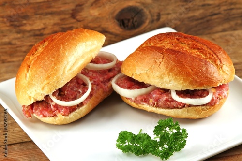 Mettbrötchen mit Zwiebelringen
