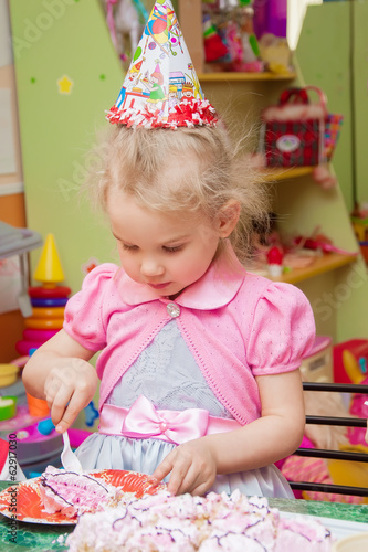 Konstfotografi little girl eating cake on her birthday party