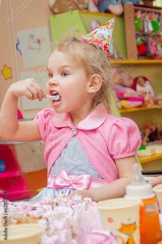 Canvastavla little girl eating cake on  birthday party