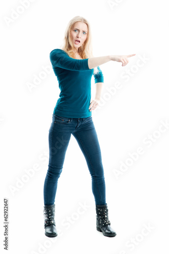 Tableau sur toile Zornige blonde Frau zeigt mit dem Finger