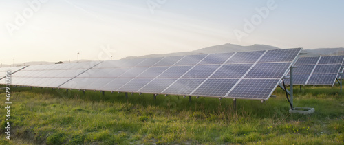 Pannelli solari illuminati dai raggi del sole