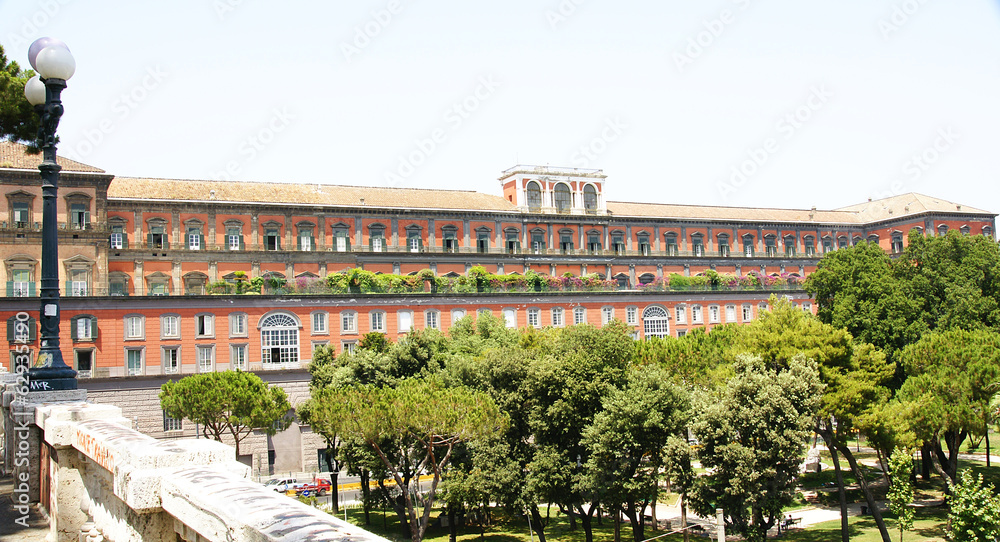 Biblioteca de la Corte Dei Conti, Nápoles, Italia Biblioteca de la Corte Dei Conti, Nápoles, Italia