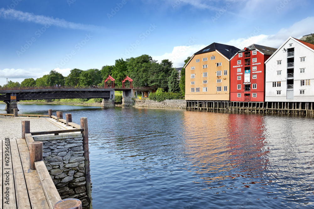 Obraz premium Holzbrücke Gamle Bybroen und Speicherhäuser in Trondheim