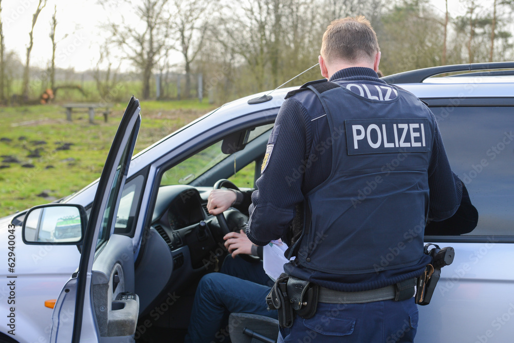 Polizeibeamter bei einer Verkehrskontrolle Polizeibeamter bei einer Verkehrskontrolle