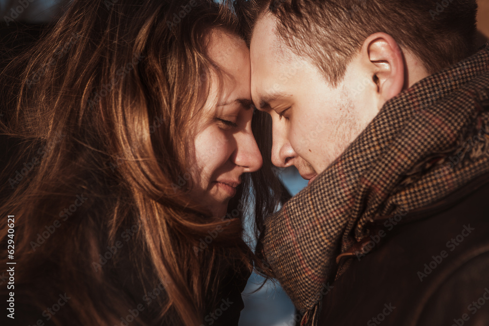 Obraz premium Profile view of an attractive couple