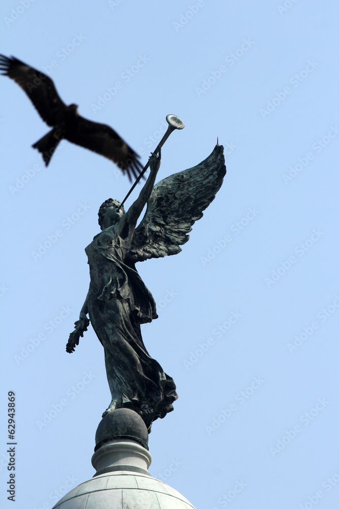 Fototapeta premium Angel of victory atop the dome of Victoria Memorial, Kolkata