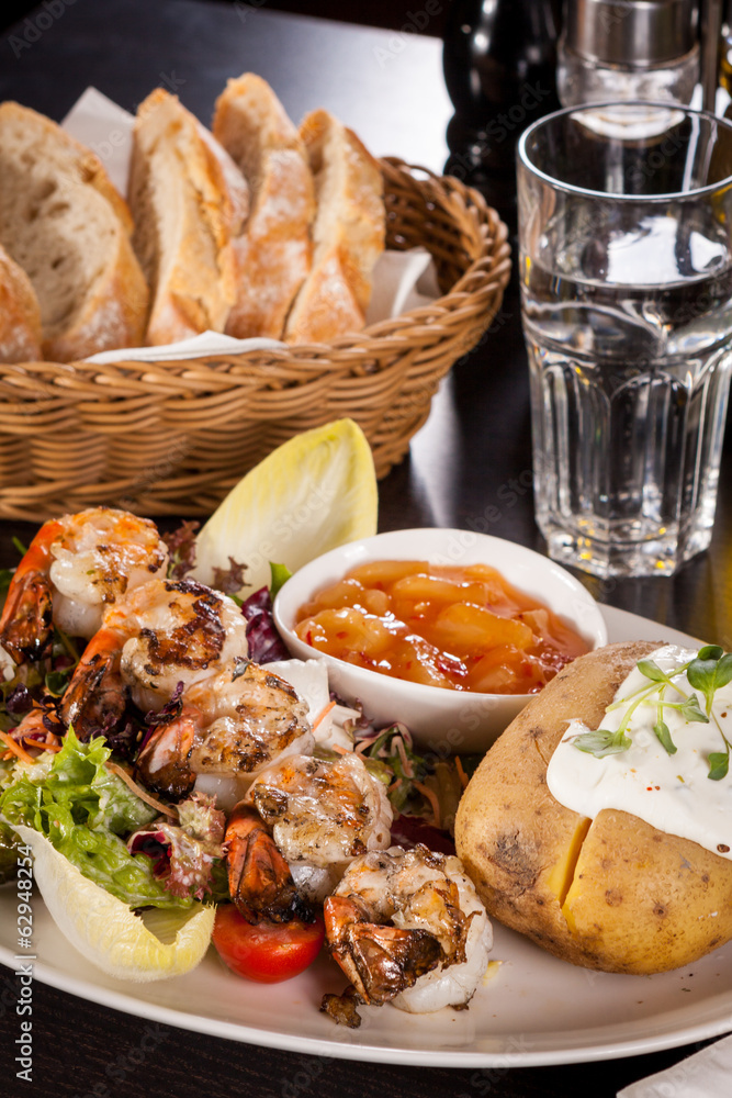Grilled prawns with endive salad and jacket potato Grilled prawns with endive salad and jacket potato