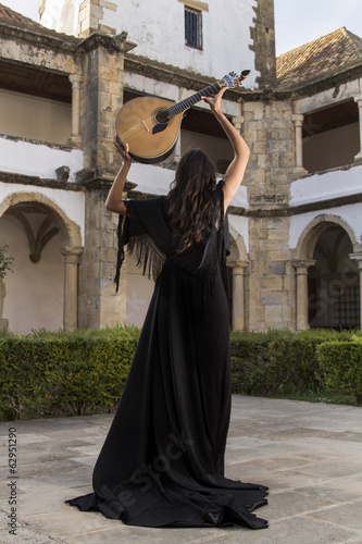 traditional fado musician woman performer © Mauro Rodrigues