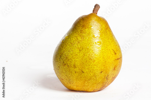 poire comice sur fond blanc