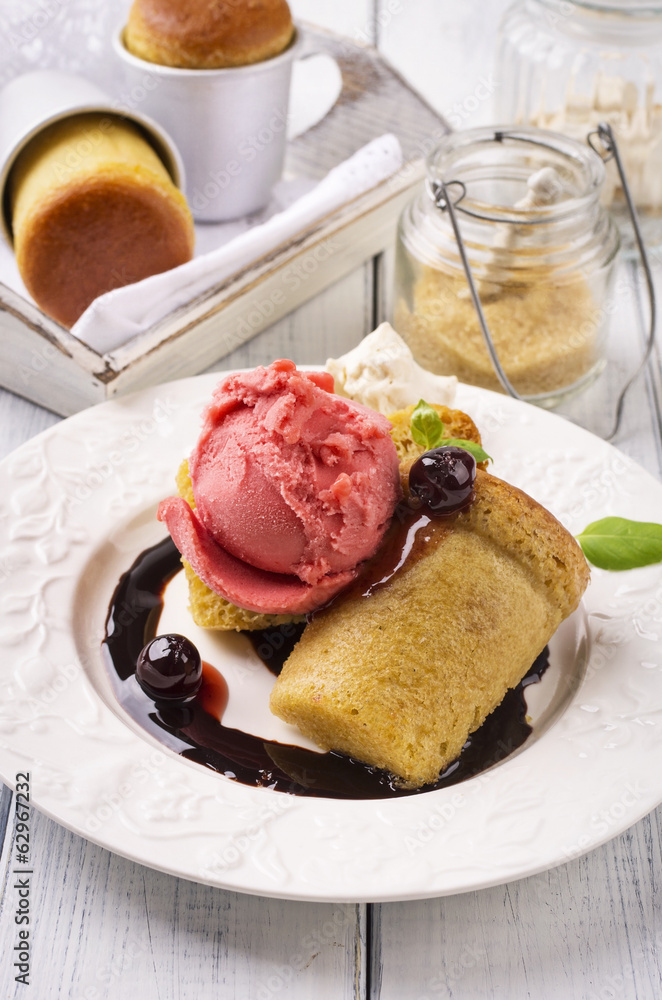 Rum Baba mit Erdbeereis Rum Baba mit Erdbeereis