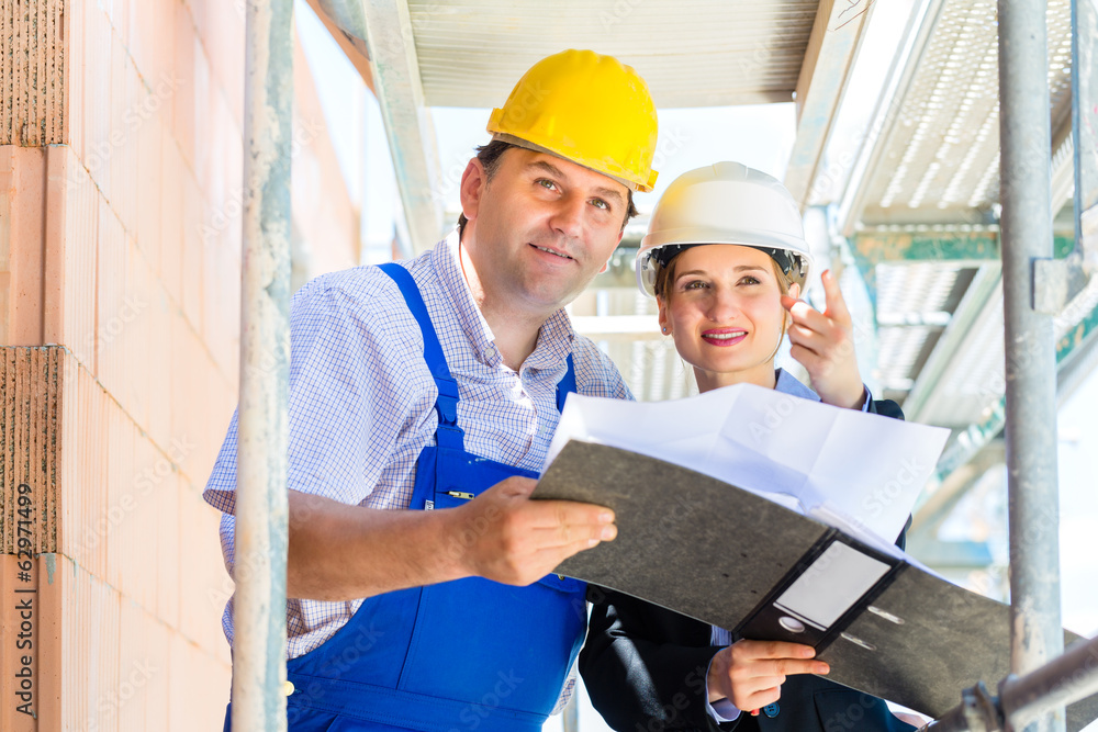 Team kontrolliert Bau Pläne auf einer Baustelle Team kontrolliert Bau Pläne auf einer Baustelle