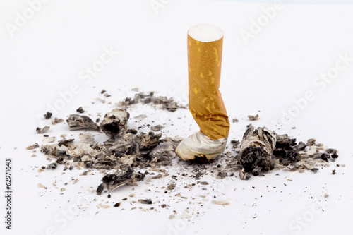 Rauchen aufhören. Ausgedämpfte Zigarette
