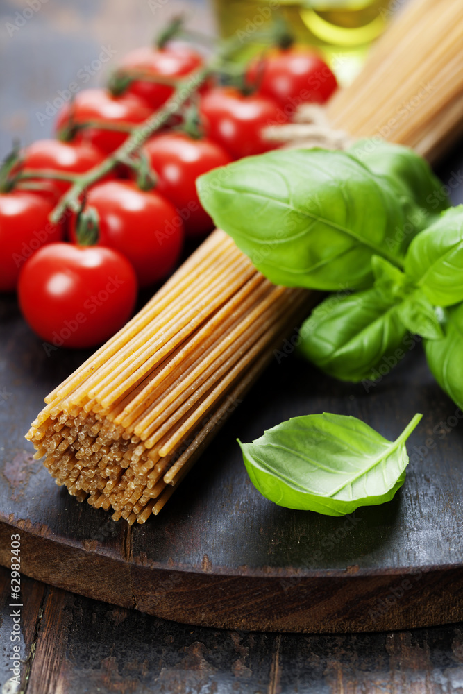 Spaghetti, basil and tomatoes Spaghetti, basil and tomatoes