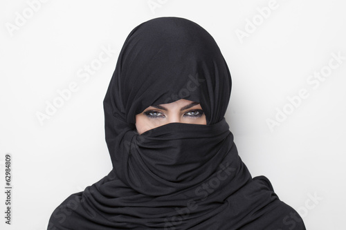 Ragazza che indossa il burqa photo