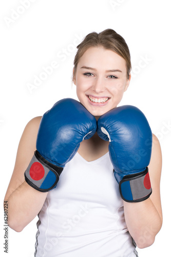 Frau hält Boxhandschuhe unter ihr Kinn